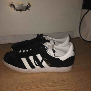  - ADIDAS GAZELLE.  Strl. 40 men funkar på 39 också de är smala och små i storleken. Väldigt fint skick.