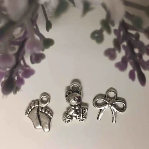  - Aldrig använda! Inte äkta silver. Kan hängas på vilket smycke som helst, eller vart man än vill! Passar perfekt som en doppresent till en liten flicka! Frakten är inräknat i priset. 