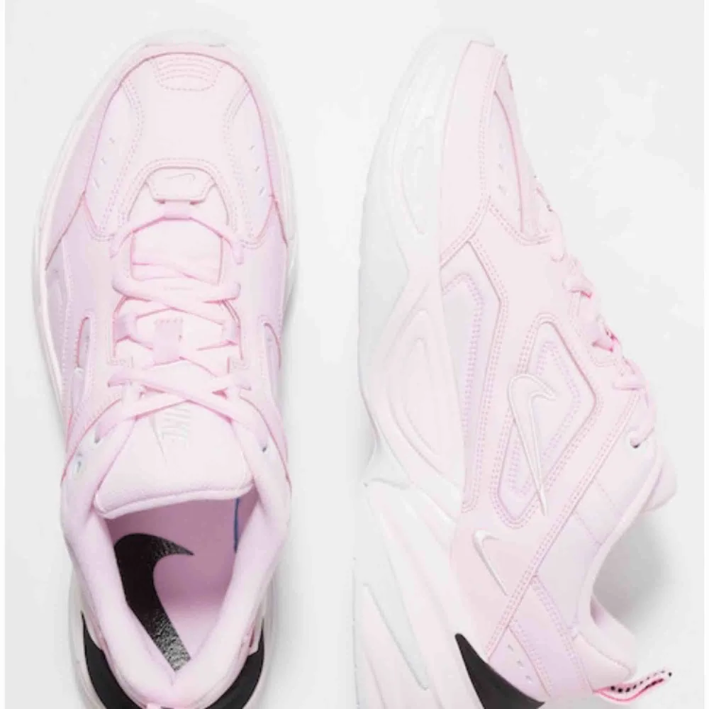 Säljer dessa knappt använda Nike M2K Tekno strl 39 (funkar även på liten 40) Superfina o perfekta👌Köptes för 999kr och Nike original kartong medföljer. (Solen på bilden gör dom mörkare rosa, dom är som webb bilden i nyans) Slutsålda o Priskandiskuteras🌸. Skor.