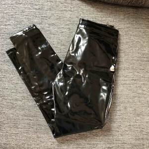  - Byxor från Chiquelle (Vinyl)  Passar ej mig och är vanligtvis 38/M, skulle gissa på att passar bättre på någon som är bär 36/S eller är en större 36a/mindre 38a  Materialet är ej stretch! Köptes för 500 kr. Aldrig använts 👎🏼  Köparen står för frakt. 