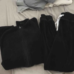  - Svart mjukisdress lite oversize tröja  Storlek xs