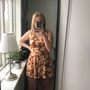  - Skitsnygg jumpsuit från urban outfitters. Sitter skit snyggt på någon som har S/M, nypris ca 600. Jag står för frakten 