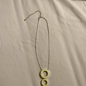  - Helt nytt halsband Kan mötas upp vid t-centralen eller Odenplan i Stockholm Kan skicka via post, 10kr på frakt