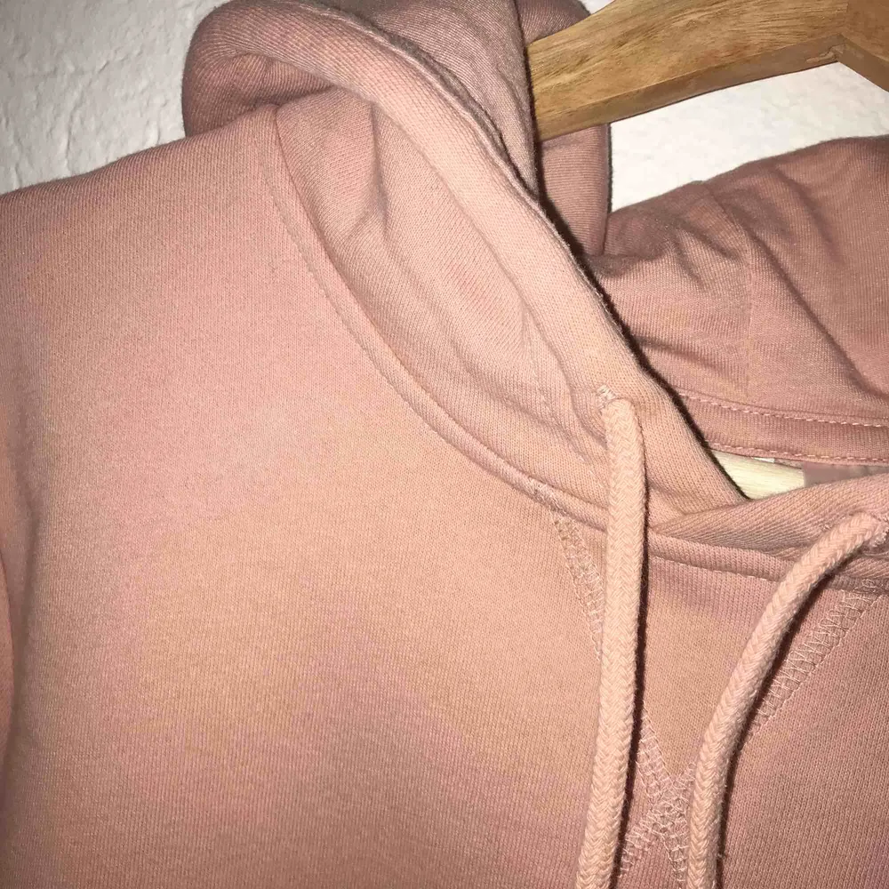 Rosa hoodie från H&M! Kaffe-fläck på bröstet som troligtvis går bort i tvätten!   . Hoodies.