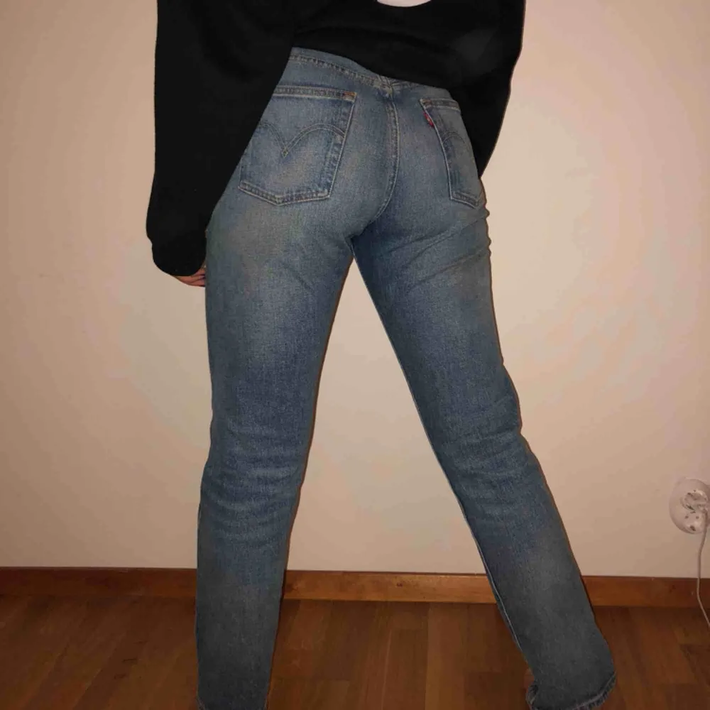 Snygga Levis jeans köpta i USA förra året. Säljs pga oanvändning.  Obs: Stor storlek, så passar en vanlig strl 27!. Jeans & Byxor.