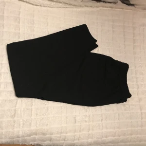  - Loose fit byxor i viskostyg. De är någonstans mellan mjukisar och kostymbyxor. Endast använda en gång.  Säljer eftersom att dom inte kommer till användning. 