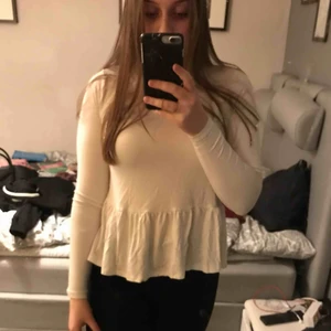  - Tröja med en liten kjol ifrån Gina. Kan frakta för 20kr eller mötas upp.