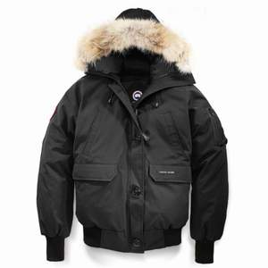 Canada goose chilliwack vinter jacka  Jackan är i bra skick och är 6 månader gammal Storlek L/G men passar som M