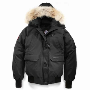  - Canada goose chilliwack vinter jacka  Jackan är i bra skick och är 6 månader gammal Storlek L/G men passar som M