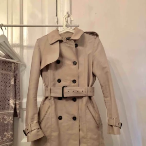  - Kappa från zara, lite trasigt i spännet men går utmärkt att använda ändå