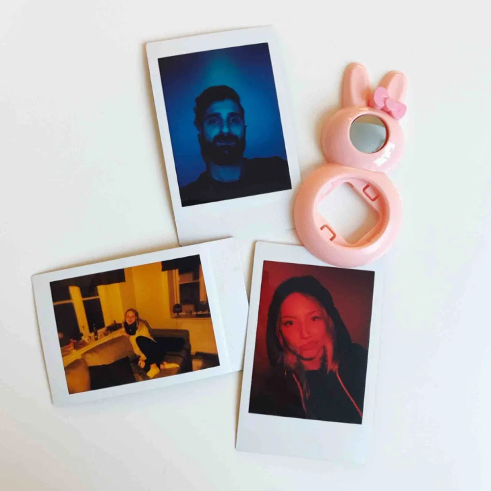 💫🦄INSTAX MINI tillbehör🦄💫 *Färglinser i rött, orange, blå och grön: 60  *Fotoramar i olika färger och klädnypor för att sätta upp foton på ett snöre: 30 kr *Selfiebunny med liten minispegel: 10 kr. NI FÅR ALLT FÖR 80 kr🌟 Frakt tillkommer 39 kr🍀. Övrigt.