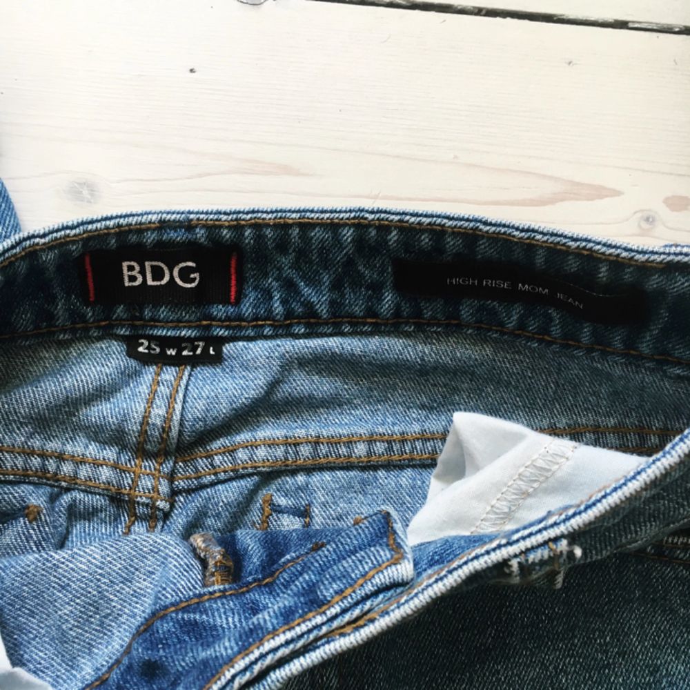 Mum jeans från Urban Outfitters, väldigt fina på och fint skick. Säljer pga de tyvärr är för små för mig.. Jeans & Byxor.