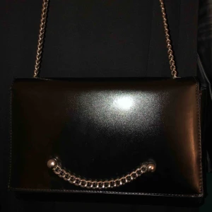  - Mycket fin svart axelremsväska från GinaTricot. Den är aldrig använd och är i mycket bra skick. Vet inte originalpriset då det är en present.  150kr + frakt  