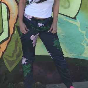  - Adidas byxor storlek small super sköna tunt material perfekta till vår o sommar 400kr el bud