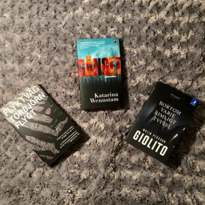  - Säljer 3 böcker, 50 per styck. Vid köp av alla böcker för 100 kr. För bättre bilder på beskrivningen av boken, fråga gärna! Frakt förekommer. (Kan mötas upp) 