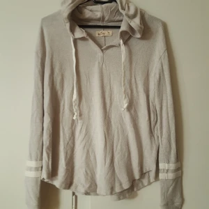  - Grå/beige mjuuk Hollister tröja xs. Köparen står för frakt  Betalning via swish 