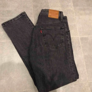  - Levis 501 CROP. Helt oanvända. 