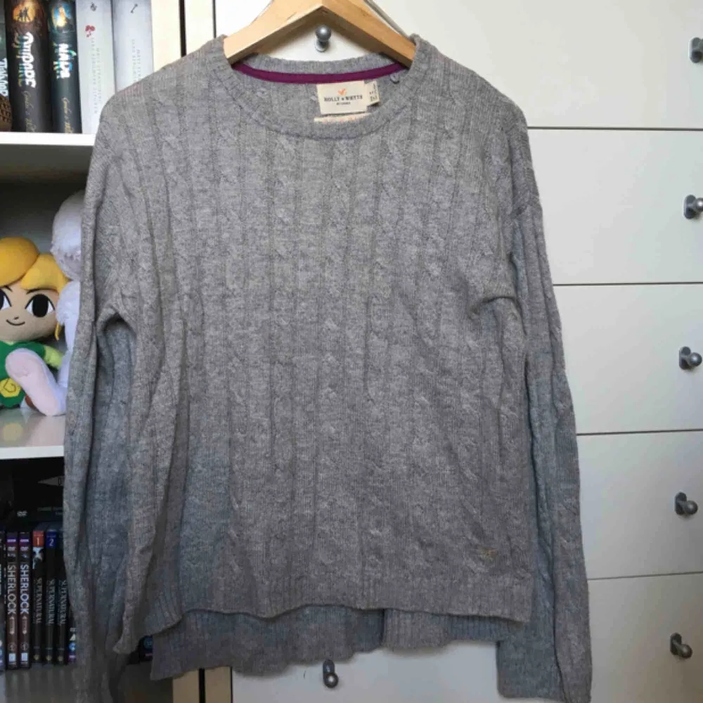 Stickad grå tröja från Lindex. Färgen är mest som i första bilden. Den är lite längre bak än fram 🥰   vid frakt betalar köparen för den! (ca 60 kr) 🚨. Stickat.