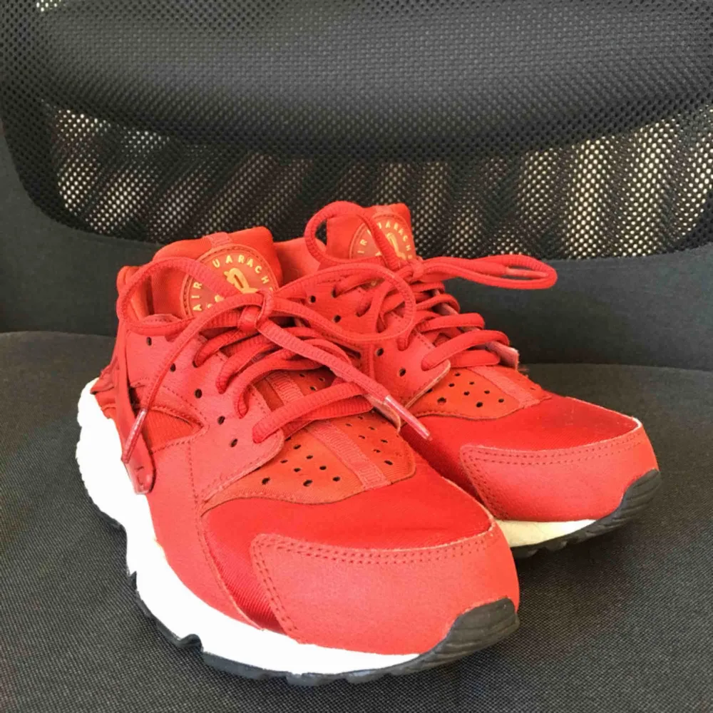 Röda Nike Huarache säljes pga för tighta för mig. Välanvända men förtjänar att bäras ett bra tag till! Små i storleken (22,5 cm)! Kan mötas upp i Malmö eller skicka mot frakt ❤️. Skor.
