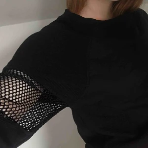  - svart sweatshirt med nät vid armbågarna. tröjan har muddar. fint skick 🌟 köpare står för frakt!