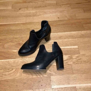  - Äkta läder och i fint skick! Använda ett fåtal gånger. 