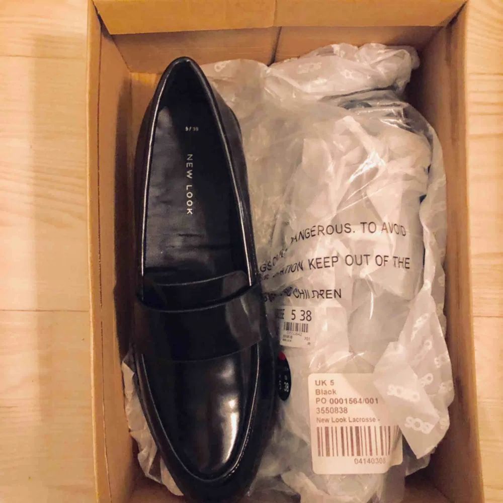 Helt nya loafers från Asos. Aldrig använda, fortfarande i låda. Skor.