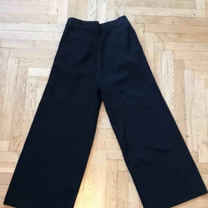  - Vida sköna byxor från ARKET i kortare modell! Supersnygga till fina höga strumpor under eller för den som är lite kortare än jag :) jättesköna att ha på sig! 