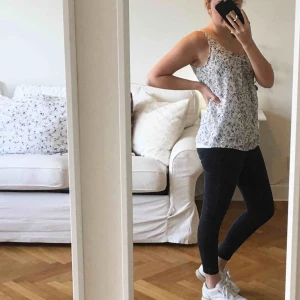  - Cute Flower Top by TomTaylor!  Good condition  Pick up or shipping (shipping cost 59kr extra)