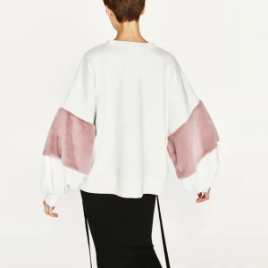  - Sweatshirt med rosa faux fur på ärmarna. Ska sitta oversize! 