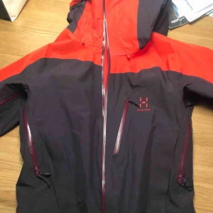  - Jackor & ytterplagg, stl. 40    (M), Dam Skidjacka från Haglöfs Niva jacket Använd 3 ggr Nypris: 3000 Mitt pris: 1600 Se modell här: https://www.haglofs.com/se/sv-se/niva-jacket-women/p/604136-44Q.html? 1000kr