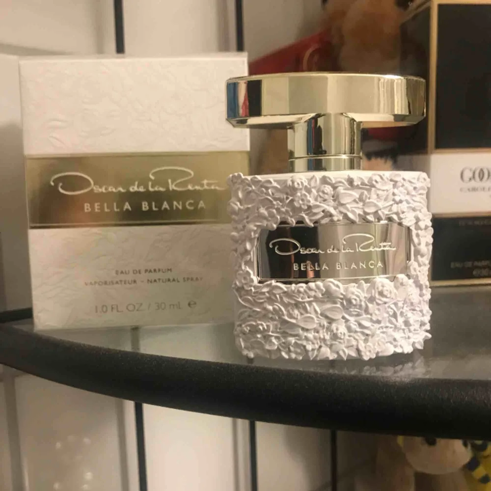 Oscar de la renta bella blanca EDP 30ml damparfym säljs. Ca 90% kvar i flaskan. Luktar otroligt gott men jag har för många parfymer och denna måste bort. Supersnygg flaska och underbar doft som håller länge.. Övrigt.