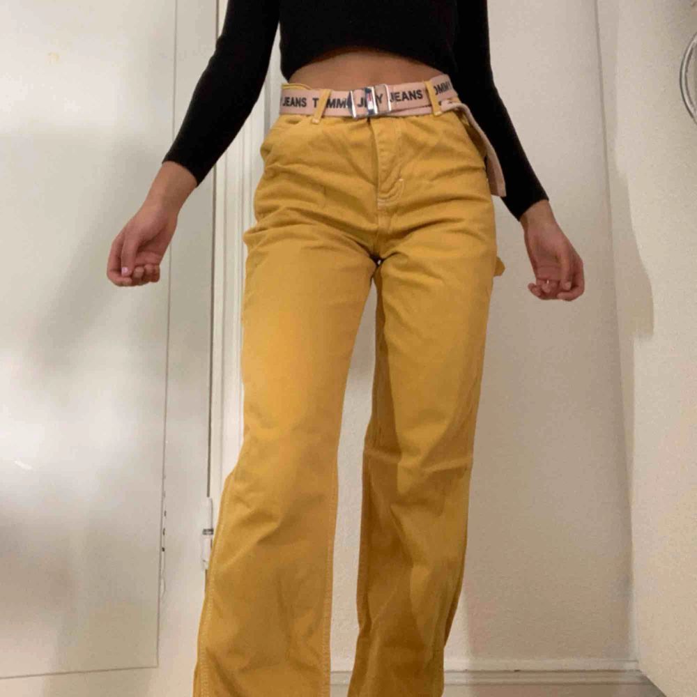 đ
fett coola senapsgula byxor frĂ„n urban outfitters, gĂ„r hela vĂ€gen ner till fötterna pĂ„ mig och jag Ă€r 165cm lĂ„ngđ
đ€Köparen betalar för fraktenđ€ đĄKan mötas Lund-MalmöđĄ đčHögsta bud fĂ„r plaggetđč. Jeans & Byxor.