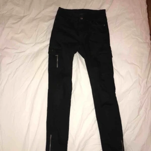  - Ett par svarta byxor med två fickor vid sidorna och dragkedjor nedtill. Aldrig använda och för små för mig. Frakten är inräknad i priset så kontakta vid intresse 💘