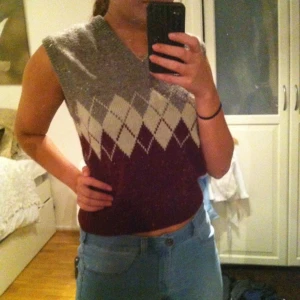 Stickad topp köpt på beyondretro märkt med strlk L men jag använder sj S. använd 1 gång - Stickad topp köpt på beyondretro märkt med strlk L men jag använder sj S. använd 1 gång