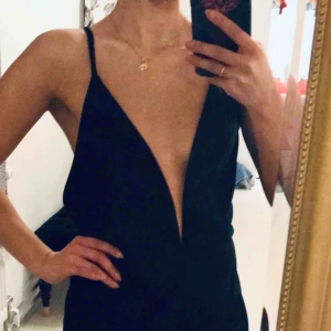  - Supersnygg klänning. Storleken är Passar dig som är mellan S-L. Den är lite knasig i storleken nämligen. Jag har den i vit också som är S/M. Se bilderna på den. 