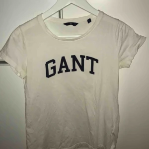  - T-shirt från Gant med blå text. 