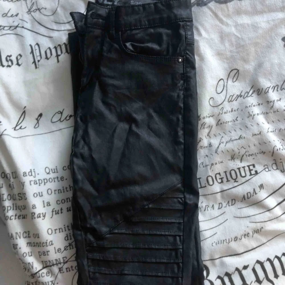 Skinnbyxor ifrån only lite slitna bak. Jeans & Byxor.