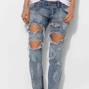  - Säljer byxorna på bilden i svart å  grå  fint skick ifrån one teaspoon märket trashed freebird