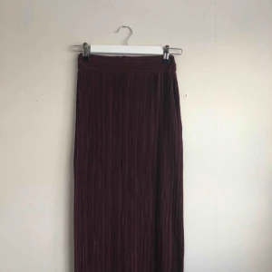  - Midi kjol från Zara. Använd bara ett fåtal gånger, jättefin skick✨