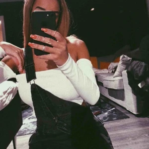  - snygga hängselbyxor, säljes pga ingen användning! (jag på bilden) väldigt skönt material!