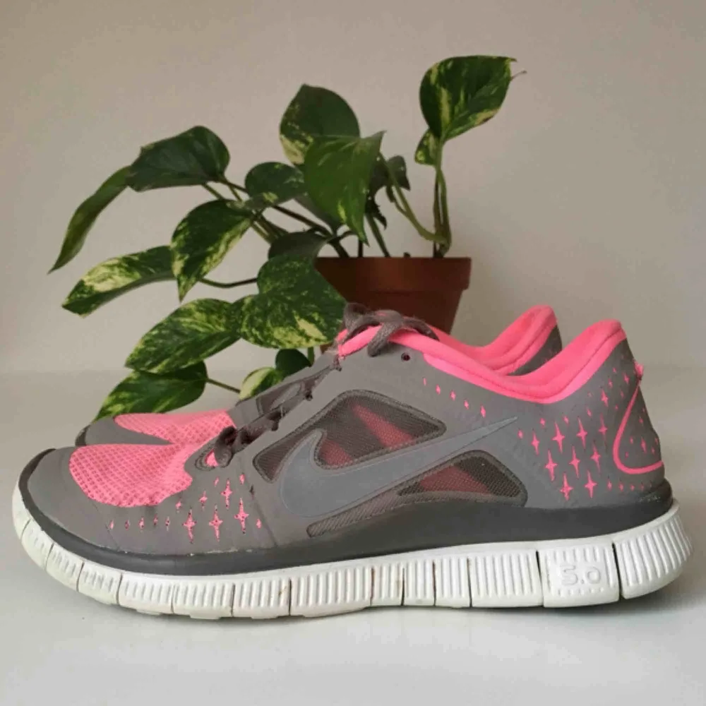 Rosa/grå Nike free run i storlek 39. Supersköna och lätta! Skulle säga att de är i fint begagnat skick, med lite mindre skavanker här och där (se bild 3). 🌻. Skor.