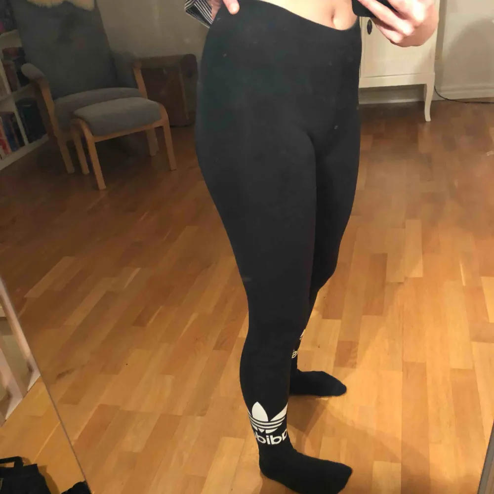 Svarta leggings med adidasmärket på båda vristerna, från adidas. Använda 3 gånger och är i bra skick. Sköna och stretchiga. Köparen står för frakt. Jeans & Byxor.