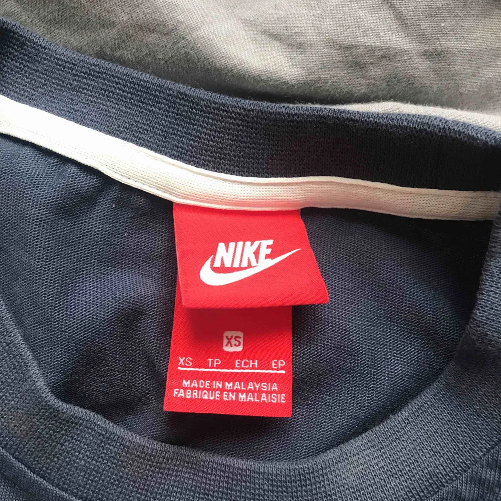 Lite längre crop-top från Nike. Använd ett fåtal gånger men mkt bra skick! Köparen står för frakt❣️. T-shirts.