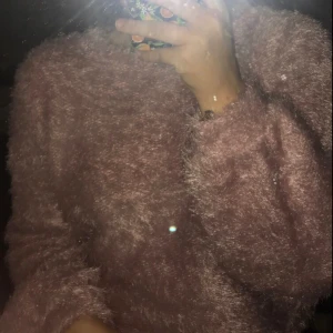  - En skön dusty pink tröja från H&M. Lite fluffig & har mindre ballongärmar. Frakt tillkommer