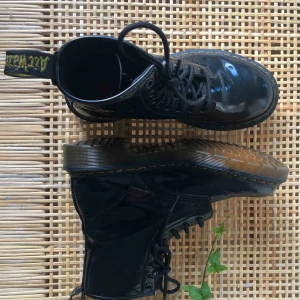  - DR MARTENS 1460 Patent. Mycket fint skick. 