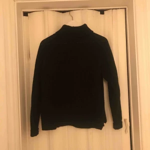  - Jättefin polo stickad tröja i jättefint skick! Köparen står för frakten & betalning sker via swish! 💕