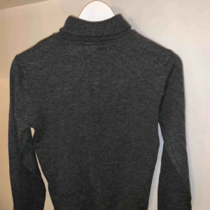  - Trendig turtle neck från Vero Moda. Väldigt bra passform om man vill att den ska sitta lite mer tight & är mjuk! Frakten är dessutom inräknad i priset.