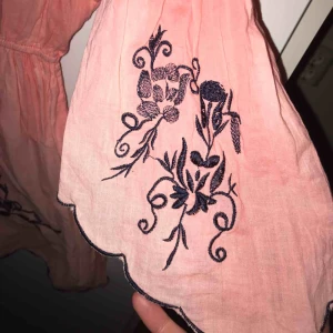  - En supersöt lite längre topp med broderi. väldigt tunnt material. Köptes i Thailand för flera år sedan men har aldrig använt. (Mellan den 16 januari - 1 februari kommer jag inte kunna svara på meddelanden.)