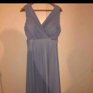  - Bröllops klänning från Turkiet köpt för 2000kr. Använd bara 1 gång i min brors bröllop förre sommar. Vill bli av med det eftersom jag har slöja och kan inte använda den längre. Vid intresse kan ni kontakta mig.