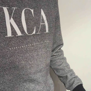  - KnowledgeCotton Apparel sweatshirt köpt på Åhléns för 999kr nypris. 100% ekologiskt bomull. Passar som herr M